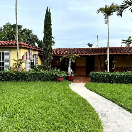 Adorable 2-Bedroom House With Free Parking